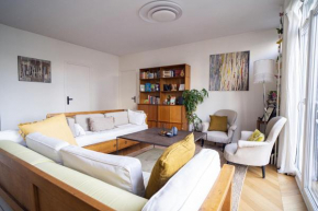 Spacious apartment with view of the Eiffel Tower